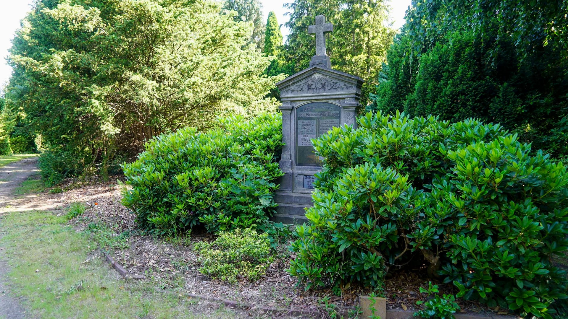 Ein Grabstein auf einem Friedhof (Symbolbild): Bei Ahnenforschungen ist ein Deutscher in Österreich schwer verletzt worden.