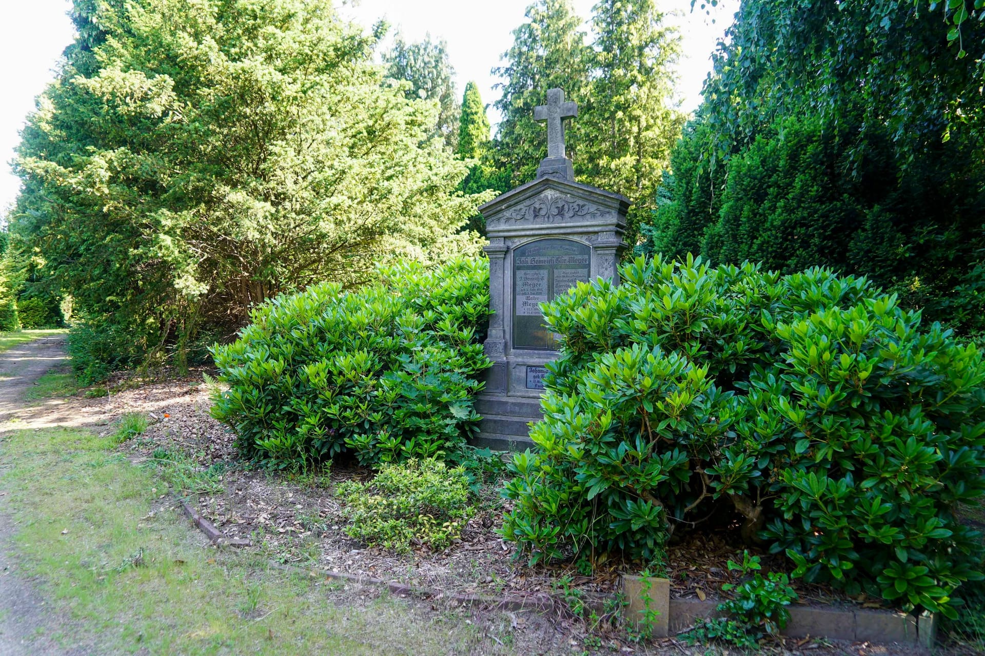 Ein Grabstein auf einem Friedhof (Symbolbild): Bei Ahnenforschungen ist ein Deutscher in Österreich schwer verletzt worden.