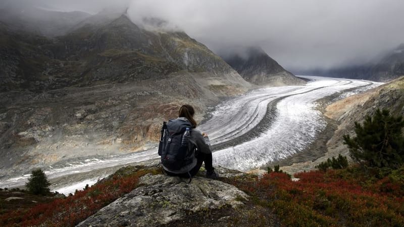 Eine Wanderin blickt an einem Herbsttag auf den Schweizer Aletschgletscher oberhalb der Bettmeralp im Wallis, Schweiz (Archivbild).