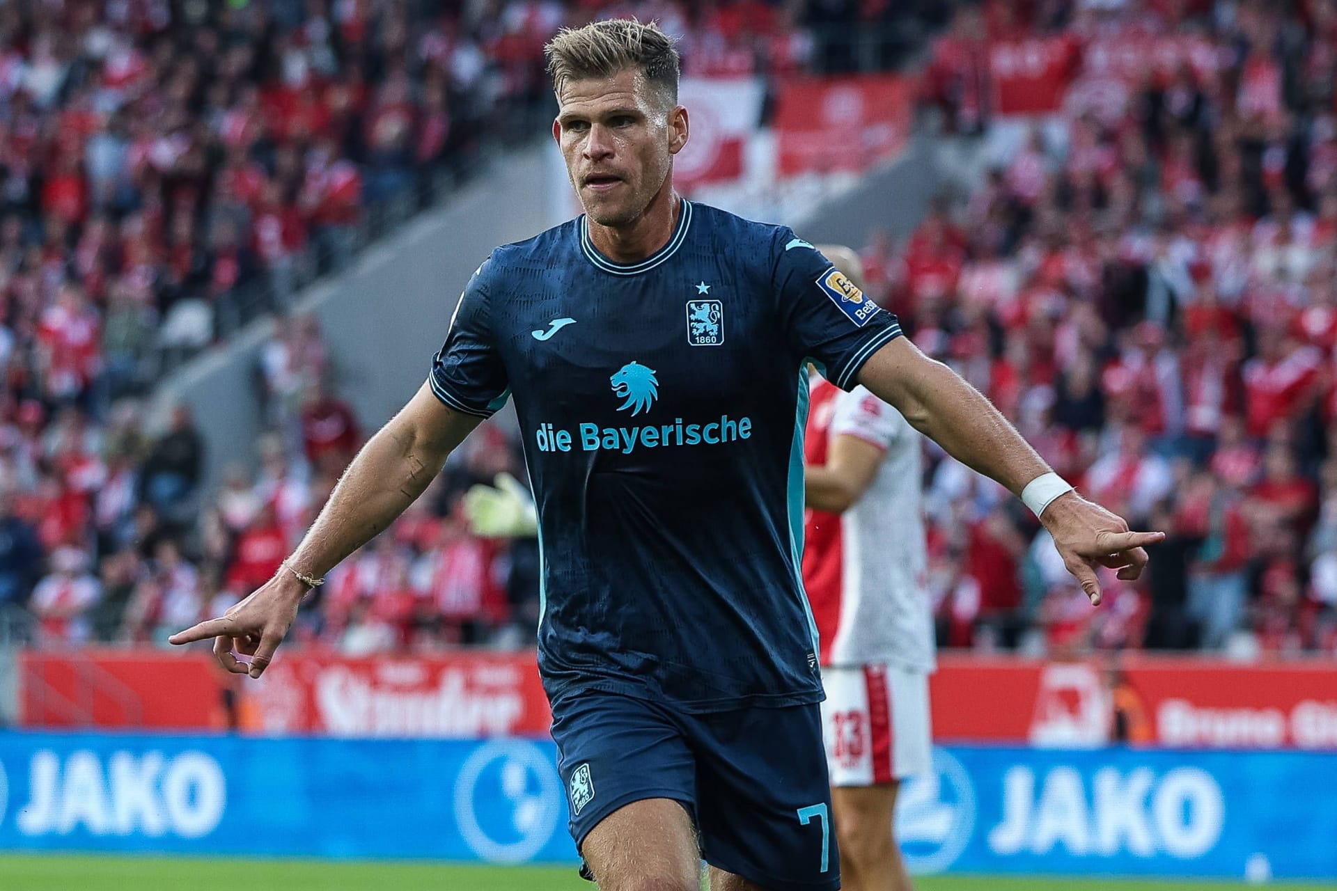 Florian Niederlechner jubelt über den Ausgleichstreffer gegen Essen: Am Ende blieb es bei der Punkteteilung. Florian Niederlechner jubelt über den Ausgleichstreffer gegen Essen: Am Ende blieb es bei der Punkteteilung.
