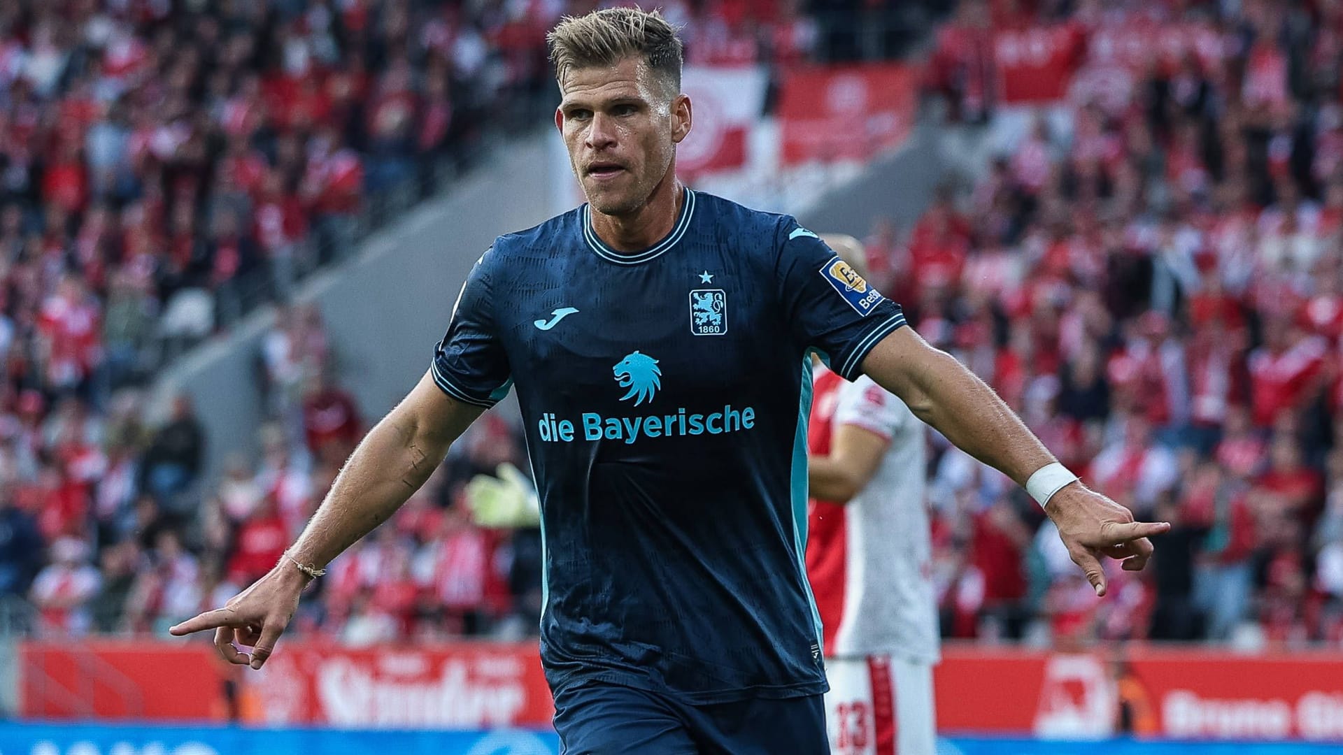 Florian Niederlechner jubelt über den Ausgleichstreffer gegen Essen: Am Ende blieb es bei der Punkteteilung.