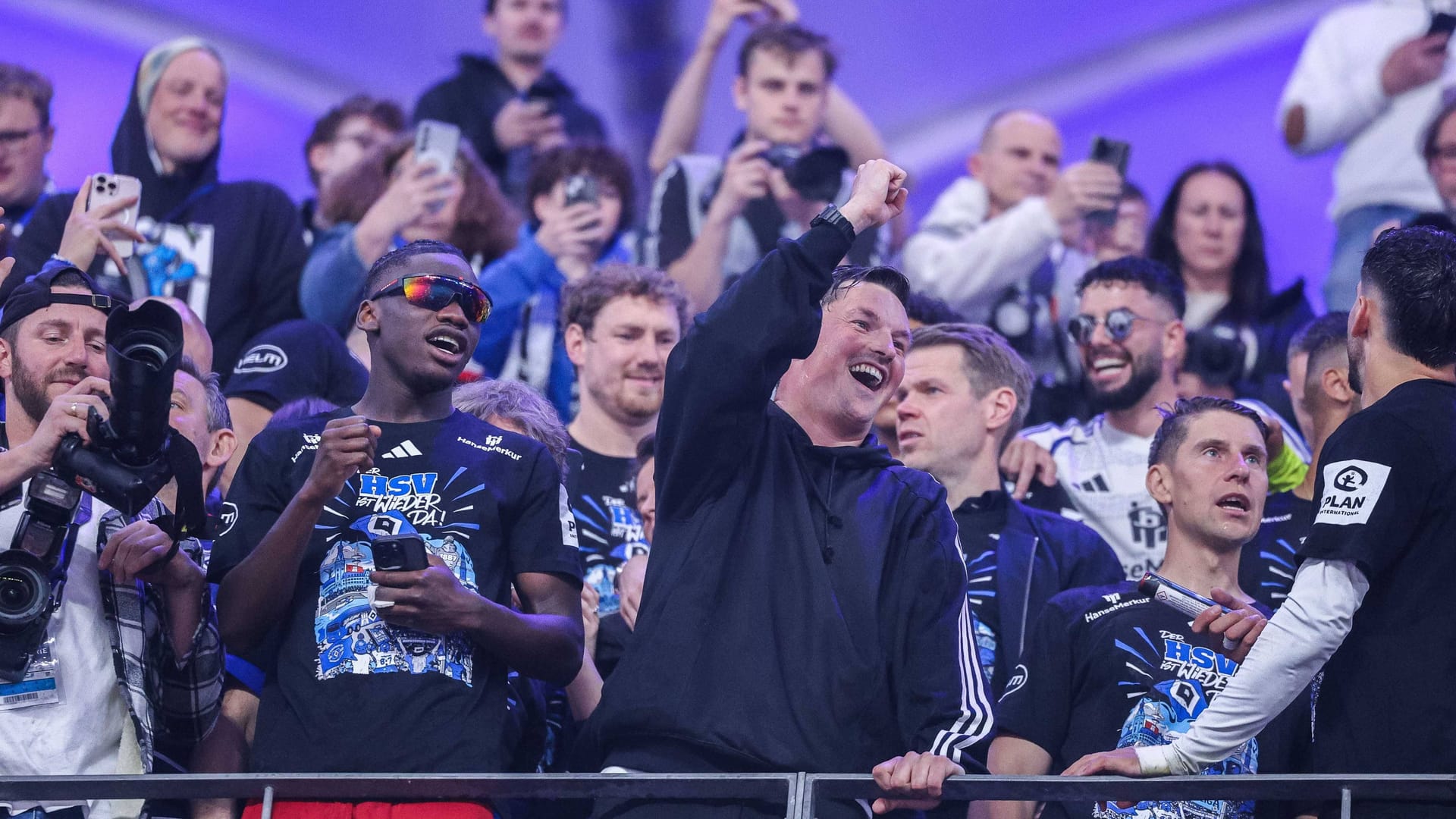 Merlin Polzin inmitten des Teams: Er durfte mit der Mannschaft den Bundesliga-Aufstieg in der vergangenen Saison bejubeln.