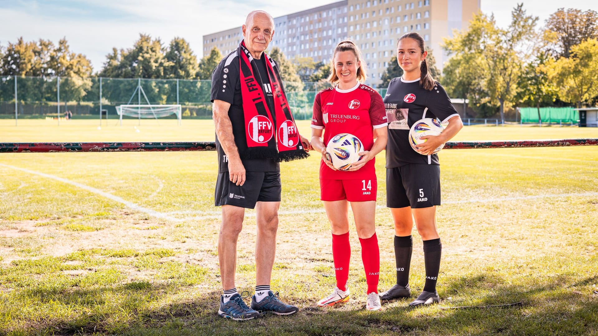 Dieter Legler mit zwei Fußballerinnen