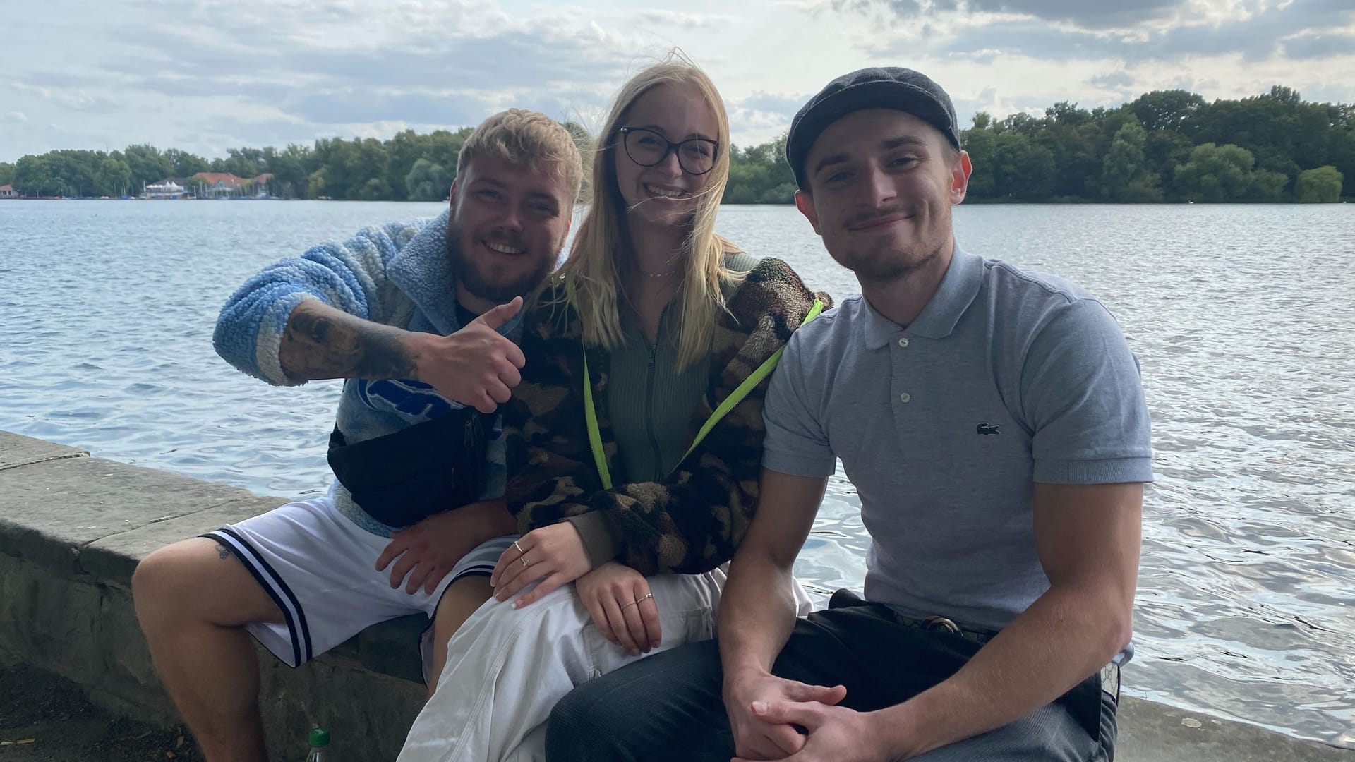 Flo, Jasmin und Maxim finden die Preise für Getränke auf dem Maschseefest sehr hoch.