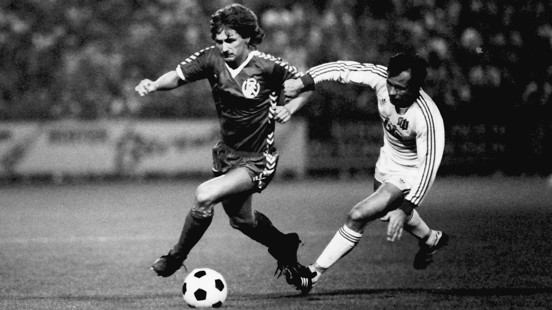 Frank Mill (links) im RWE-Trikot im Zweikampf mit Klaus Baumanns vom VfL Osnabrück (Archivbild): Der 67-Jährige ist am Dienstag an den Folgen eines Herzinfarktes gestorben. Frank Mill (links) im RWE-Trikot im Zweikampf mit Klaus Baumanns vom VfL Osnabrück (Archivbild): Der 67-Jährige ist am Dienstag an den Folgen eines Herzinfarktes gestorben.