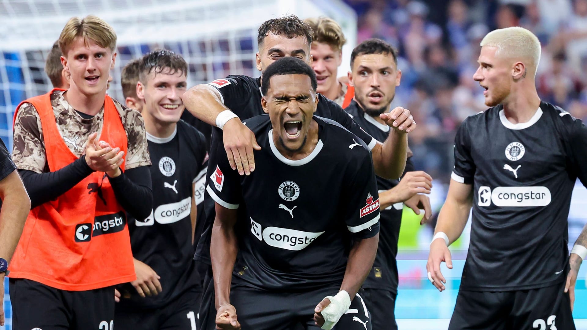 Derbysieg: Pauli-Torschütze Andreas Hountondji (M.) feiert im Spiel beim HSV. Derbysieg: Pauli-Torschütze Andreas Hountondji (M.) feiert im Spiel beim HSV.