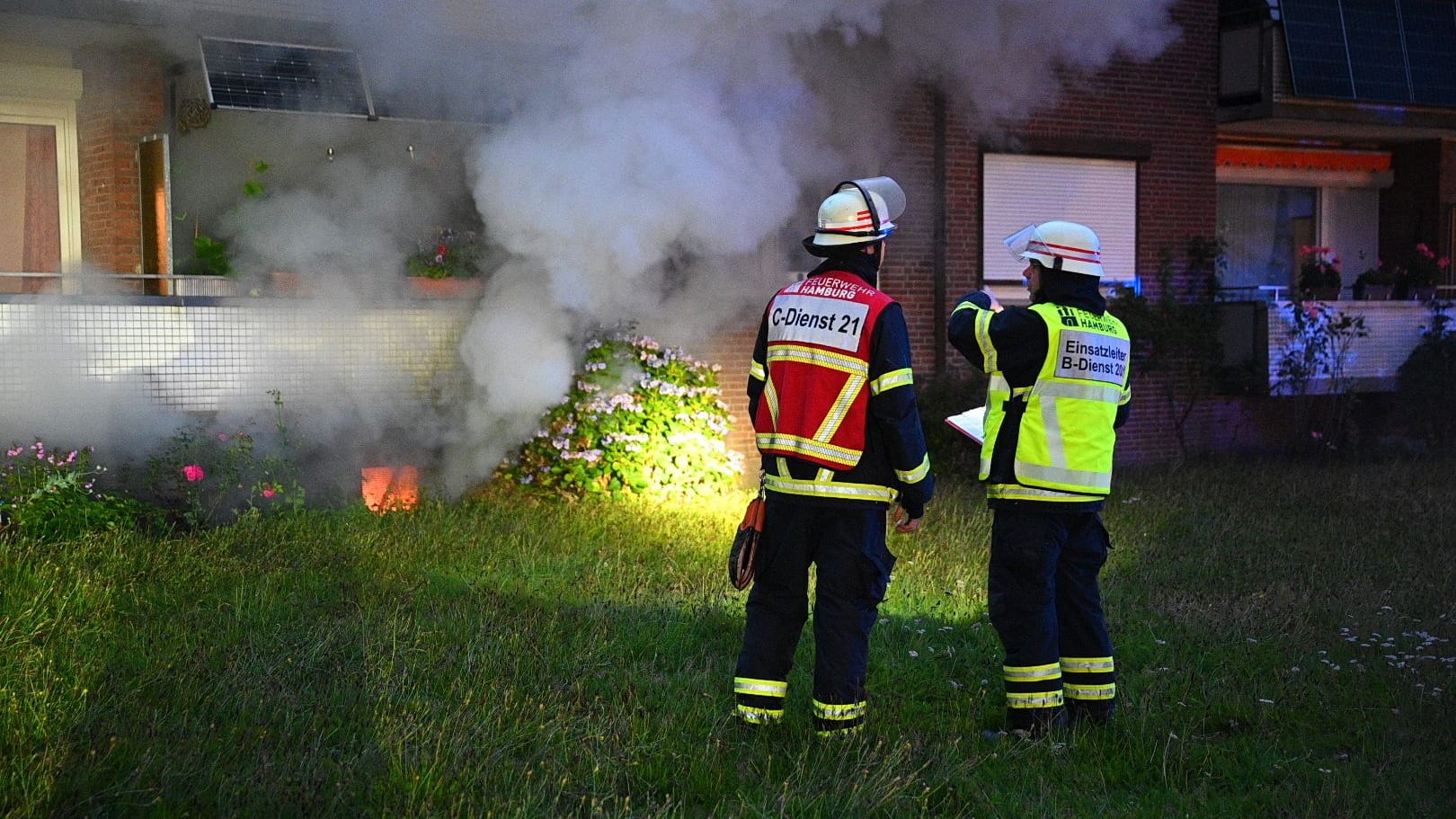 Hamburg Rahlstedt - Kellerbrand in Mehrfamilienhaus - 4 Verletzte Hamburg Rahlstedt - Kellerbrand in Mehrfamilienhaus - 4 Verletzte