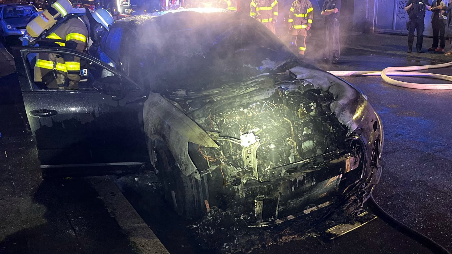 Feuer in der Nacht: Dieses Auto wurde mutmaßlich angezündet.