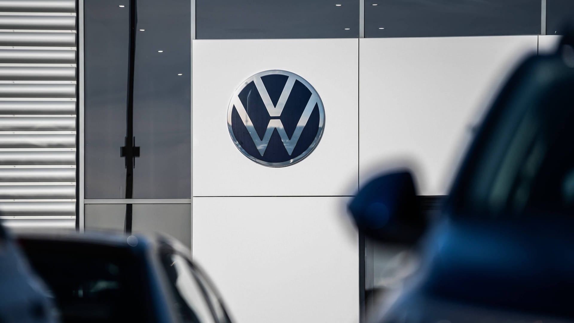 Fahrzeuge auf dem Gelände eines VW-Händlers: Wer die Aktien in den vergangenen Jahren gemieden hat, steht heute besser da. Fahrzeuge auf dem Gelände eines VW-Händlers: Wer die Aktien in den vergangenen Jahren gemieden hat, steht heute besser da.