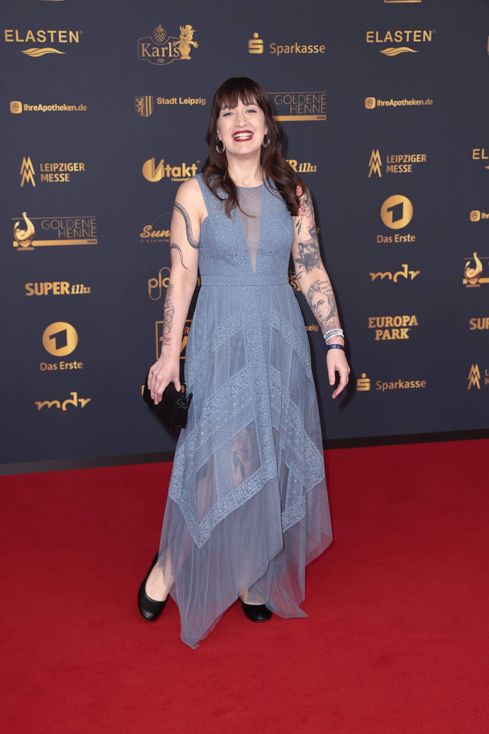 Heidi Reichinnek: Die Politikerin kam in einem blaugrauen weitgeschnittenen Kleid. Heidi Reichinnek: Die Politikerin kam in einem blaugrauen weitgeschnittenen Kleid.