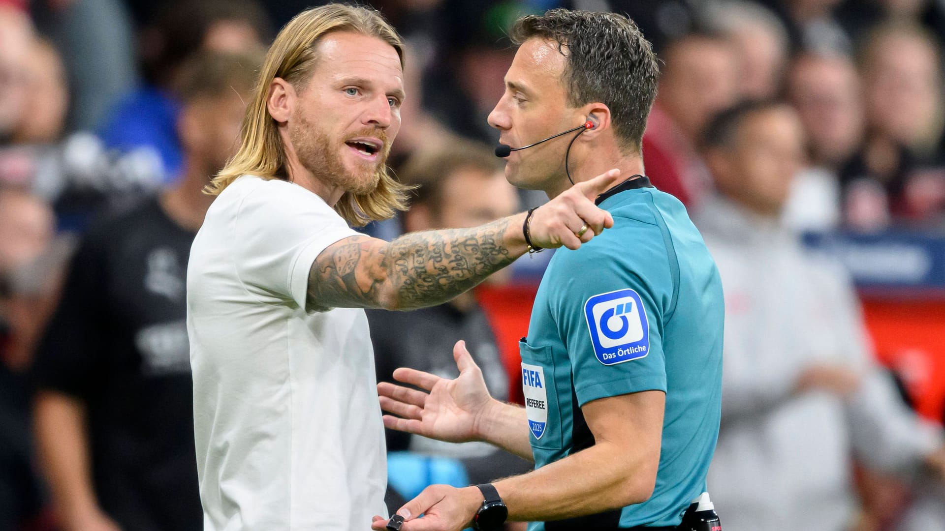 Gladbachs Interimstrainer Eugen Polanski (l.) spricht mit Schiedsrichter Felix Zwayer: Auch vor dem Spiel gab es in dieser Saison stets einen geplanten Austausch. Gladbachs Interimstrainer Eugen Polanski (l.) spricht mit Schiedsrichter Felix Zwayer: Auch vor dem Spiel gab es in dieser Saison stets einen geplanten Austausch.