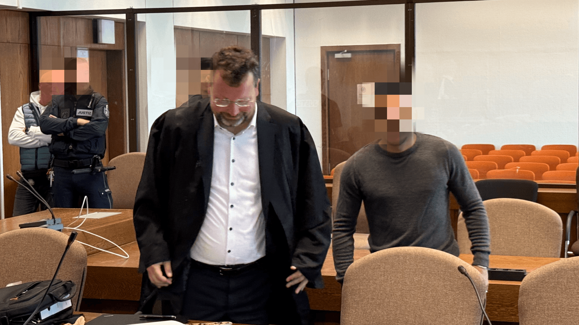 Angeklagter im Drogenkrieg: Said T. (Name geändert) muss sich wegen bandenmäßigem und teilweise bewaffnetem Handel mit Betäubungsmitteln vor Gericht verantworten. Angeklagter im Drogenkrieg: Said T. (Name geändert) muss sich wegen bandenmäßigem und teilweise bewaffnetem Handel mit Betäubungsmitteln vor Gericht verantworten.