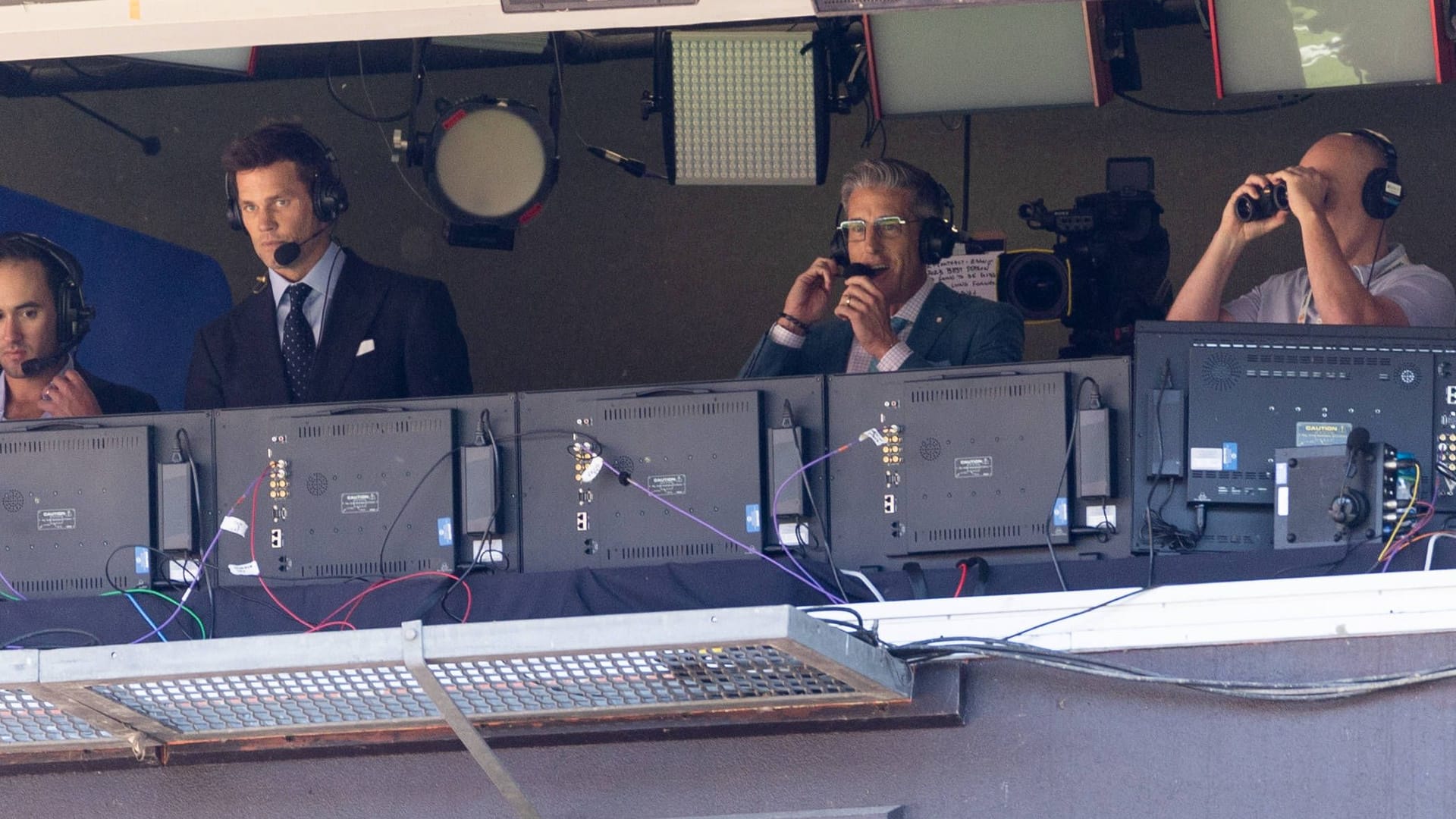 Brady (l.) in der TV-Loge. Zuletzt saß er auch schonmal in der Loge mit den Raiders-Trainern.