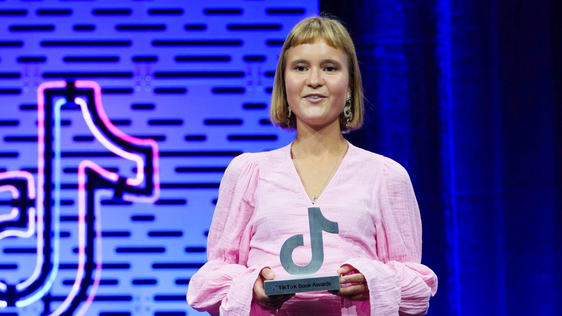 Caroline Wahl erhält im Rahmen der Frankfurter Buchmesse 2024 den TikTok Book Award in der Kategorie "Bestsellerin des Jahres." Caroline Wahl erhält im Rahmen der Frankfurter Buchmesse 2024 den TikTok Book Award in der Kategorie "Bestsellerin des Jahres."