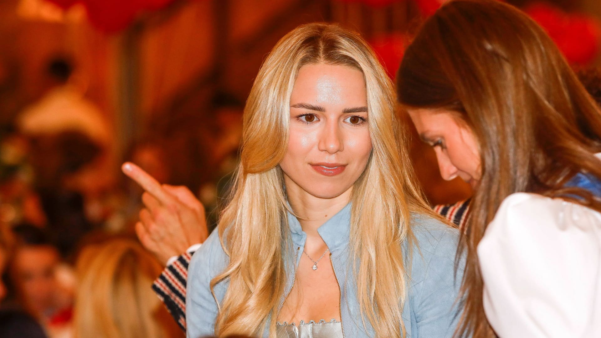 Anika Neuer und Sophia Schneiderhan: Die beiden Freundinnen besuchten am Montag die Damenwiesn.