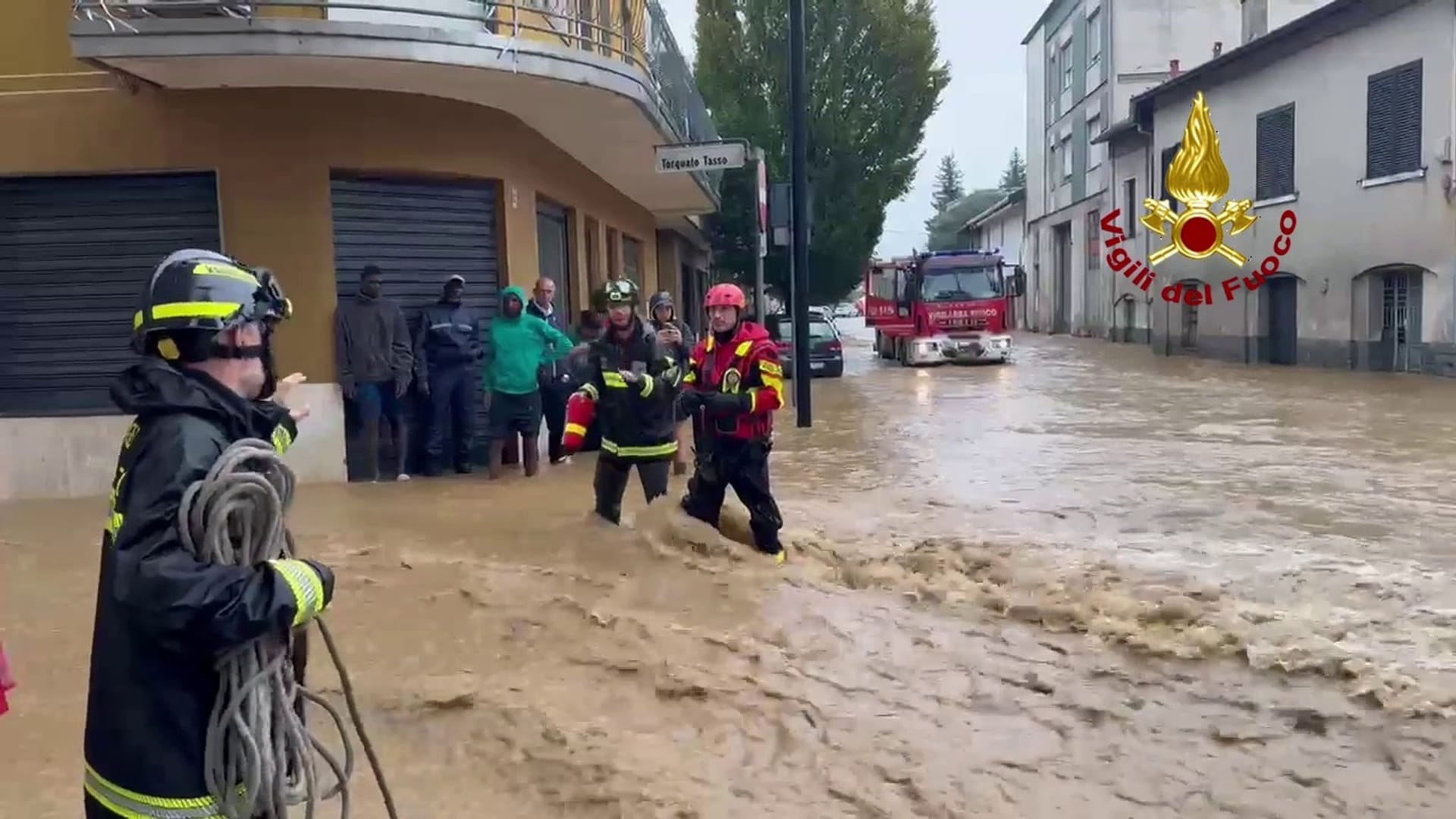 Überschwemmte Straße in der Stadt Cabiate nördlich von Mailand: Die Feuerwehr empfiehlt große Vorsicht. Überschwemmte Straße in der Stadt Cabiate nördlich von Mailand: Die Feuerwehr empfiehlt große Vorsicht.