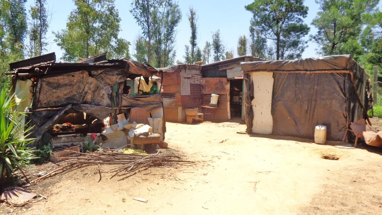 Behausungen aus Wellblech, Pappe und Kunststofffolie: Hier kommen die Kinder in Kanana unter.
