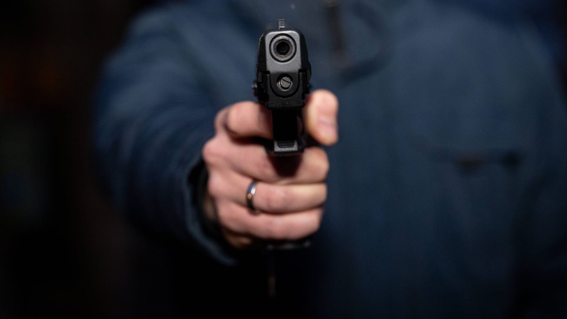 Ein Mann zielt mit einer Pistole (Symbolbild): Nach Schüssen auf einen 36-Jährigen in Berlin-Spandau stehen drei Männer vor Gericht. Ein Mann zielt mit einer Pistole (Symbolbild): Nach Schüssen auf einen 36-Jährigen in Berlin-Spandau stehen drei Männer vor Gericht.