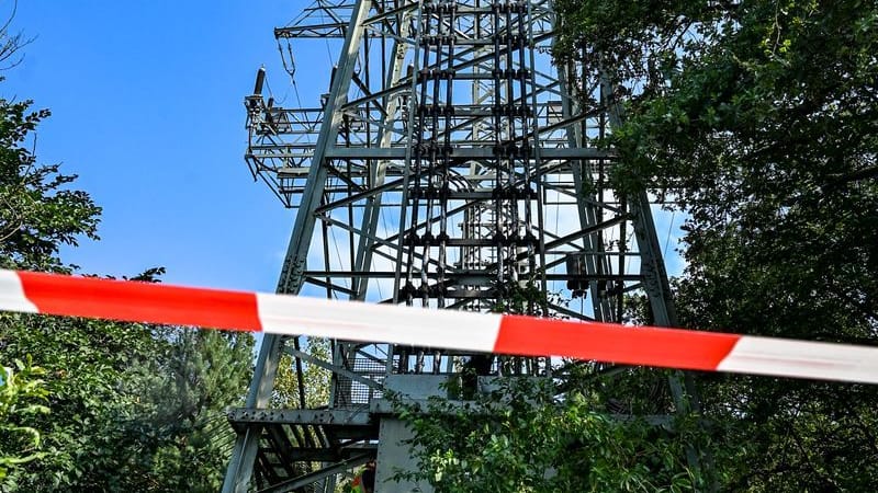 Der teilweise beschädigte Strommast im Königsheideweg ist abgesperrt: Am Dienstag sollen die Reparaturarbeiten beginnen. Der teilweise beschädigte Strommast im Königsheideweg ist abgesperrt: Am Dienstag sollen die Reparaturarbeiten beginnen.