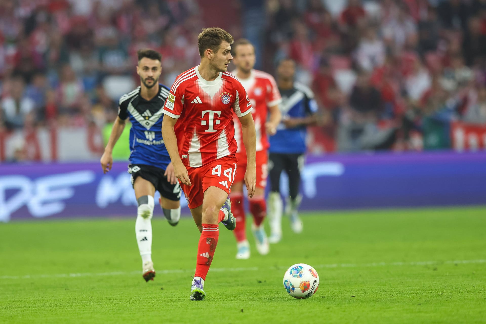 Josip Stanišić: Verschätzte sich, trat am Ball vorbei und verschuldete so Hamburgs bis dahin beste Torchancne (18.). Hatte auch danach so seine Probleme mit seinem Gegenspieler Mikelbrencis. Bleibt als Linksverteidiger nur eine Notlösung. Im Zentrum machte er es dann besser. Note 4