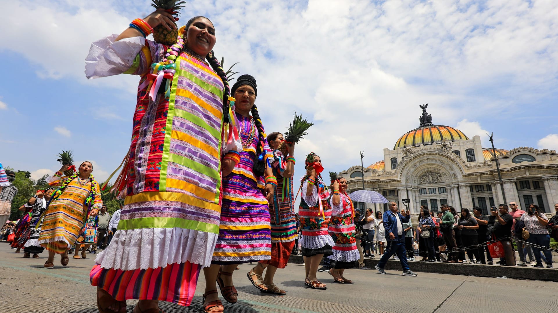 Mexiko: Ein bunter Festzug Indigener führt in Oaxacan vom Grabdenkmal Hemiciclo a Juarez bis zum Hauptplatz Zocalo.