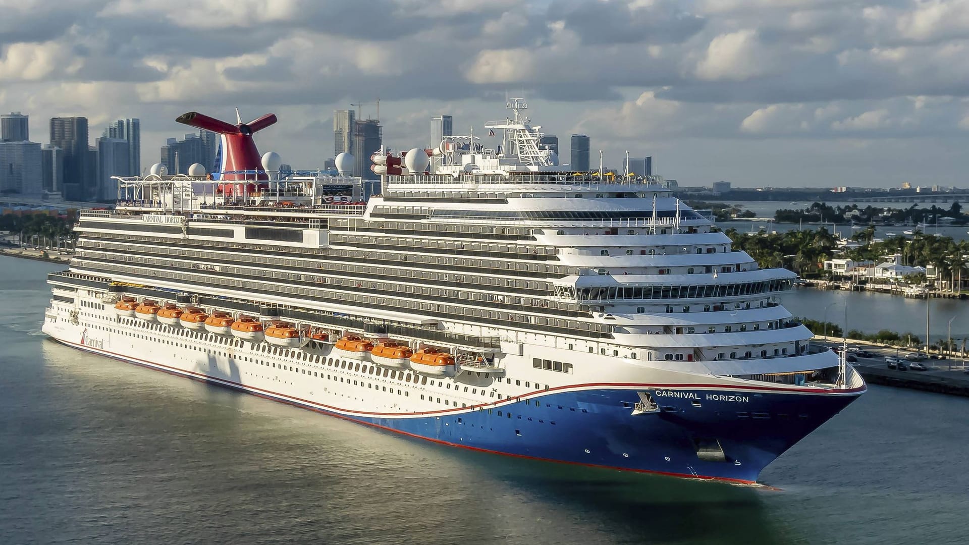 Das Kreuzfahrtschiff "Carnival Horizon" sticht von Miami aus zu einer einwöchigen Karibik Kreuzfahrt in See (Archivbild): Auf der Karibikinsel Bonaire verschwand eine Passagierin. Das Kreuzfahrtschiff "Carnival Horizon" sticht von Miami aus zu einer einwöchigen Karibik Kreuzfahrt in See (Archivbild): Auf der Karibikinsel Bonaire verschwand eine Passagierin.