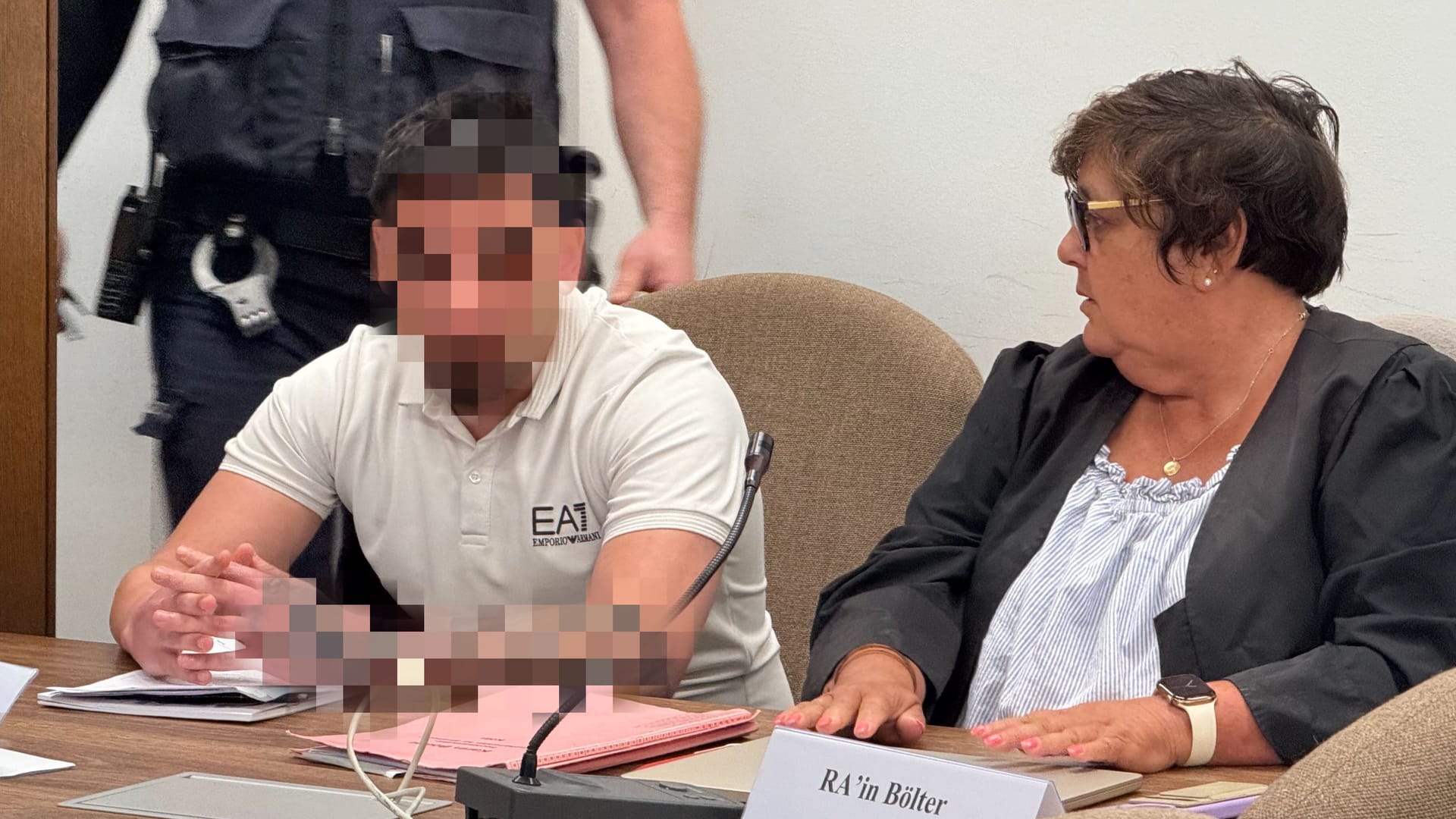 Der Angeklagte Mohamed B. mit seiner Verteidigerin Karin Bölter: Er gilt zugleich als einer der wichtigsten Zeugen im Komplex um den Kölner Drogenkrieg. Der Angeklagte Mohamed B. mit seiner Verteidigerin Karin Bölter: Er gilt zugleich als einer der wichtigsten Zeugen im Komplex um den Kölner Drogenkrieg.