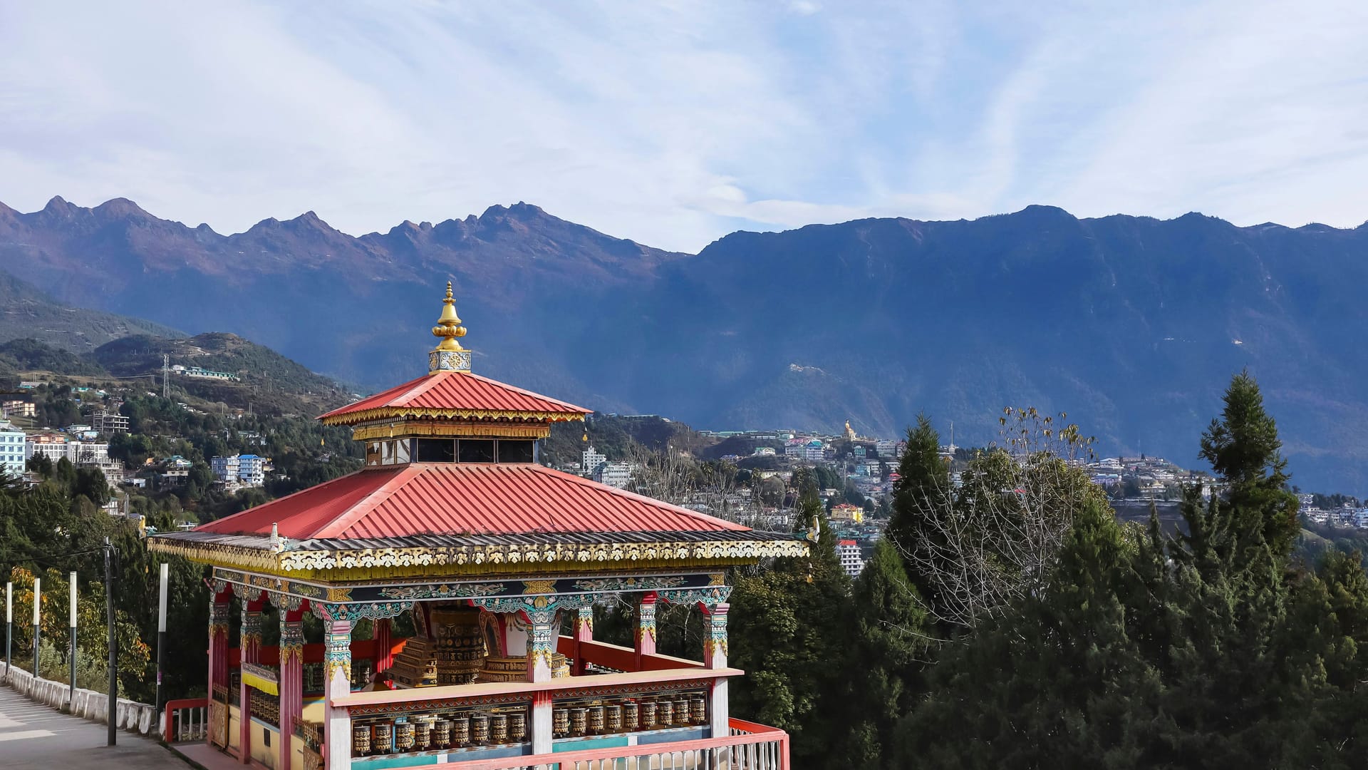 Panoramablick auf das Kloster Tawang: Arunachal Pradesh, Indien gehört zu den Reisetipps von "Intredit". Panoramablick auf das Kloster Tawang: Arunachal Pradesh, Indien gehört zu den Reisetipps von "Intredit".