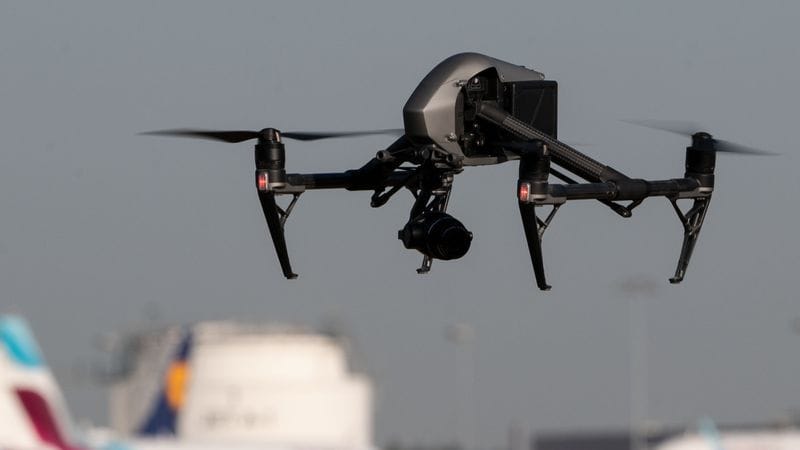 Ein Drohne fliegt in der Nähe des Flughafens Stuttgart (Symbolbild): Drohnen haben auch im laufenden Jahr wieder häufig den Luftverkehr über Deutschland beeinträchtigt.