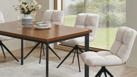 So wirken die Wohnzimmersessel von Lidl an einem Esstisch.