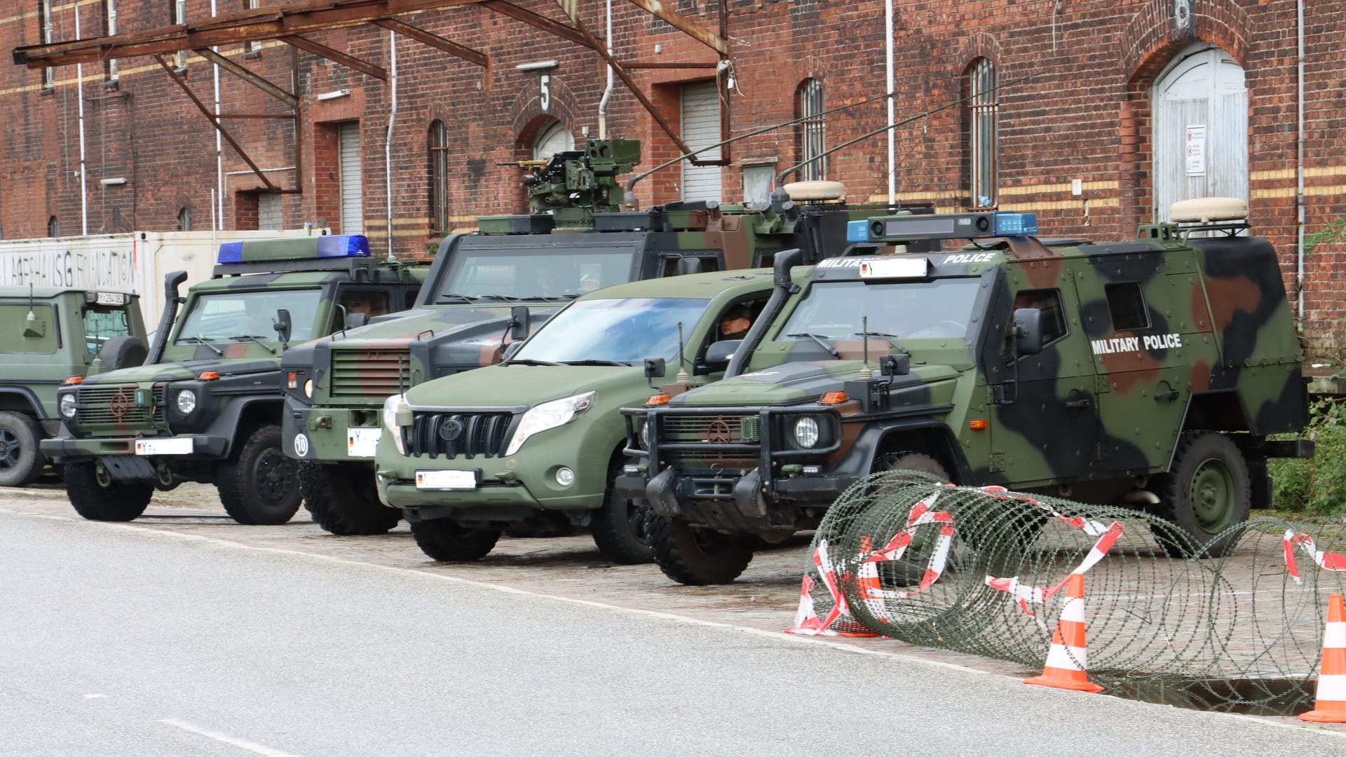 Bundeswehr-Fahrzeuge sind während der Vorgängerübung "Red Storm Alpha" im Herbst 2024 im Hamburgern Hafen geparkt (Archivbild): Auch dieses Jahr wird im Hafen geübt. Bundeswehr-Fahrzeuge sind während der Vorgängerübung "Red Storm Alpha" im Herbst 2024 im Hamburgern Hafen geparkt (Archivbild): Auch dieses Jahr wird im Hafen geübt.