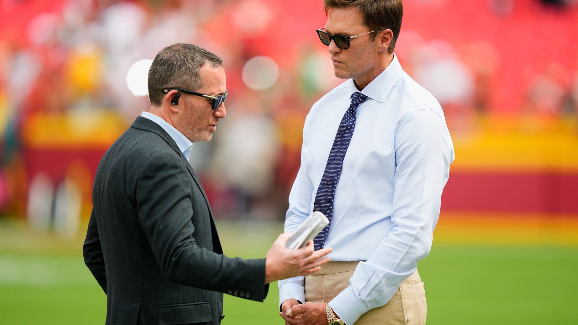 Brady spricht als TV-Experte mit den Funktionären anderer Klubs, hier mit dem General Manager der Philadelphia Eagles, Howie Roseman (l.).