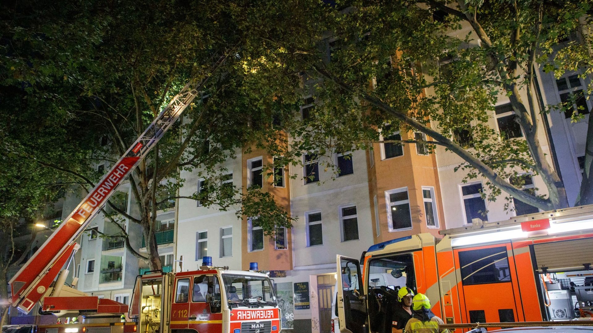 Die Feuerwehr bekämpft einen Dachstuhlbrand eines sechsgeschossigen Wohngebäudes. Die Feuerwehr bekämpft einen Dachstuhlbrand eines sechsgeschossigen Wohngebäudes.
