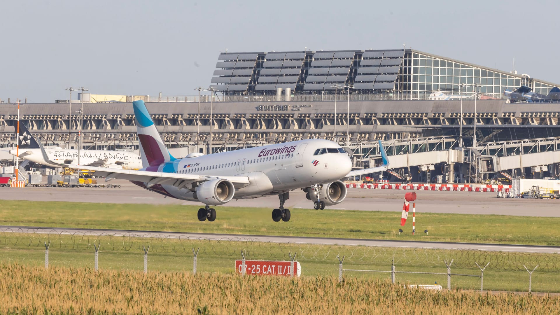 Eurowings-Maschine landet an einem Flughafen (Symbolfoto): Für 200 Urlauber ging es statt nach Berlin nach Niedersachsen.