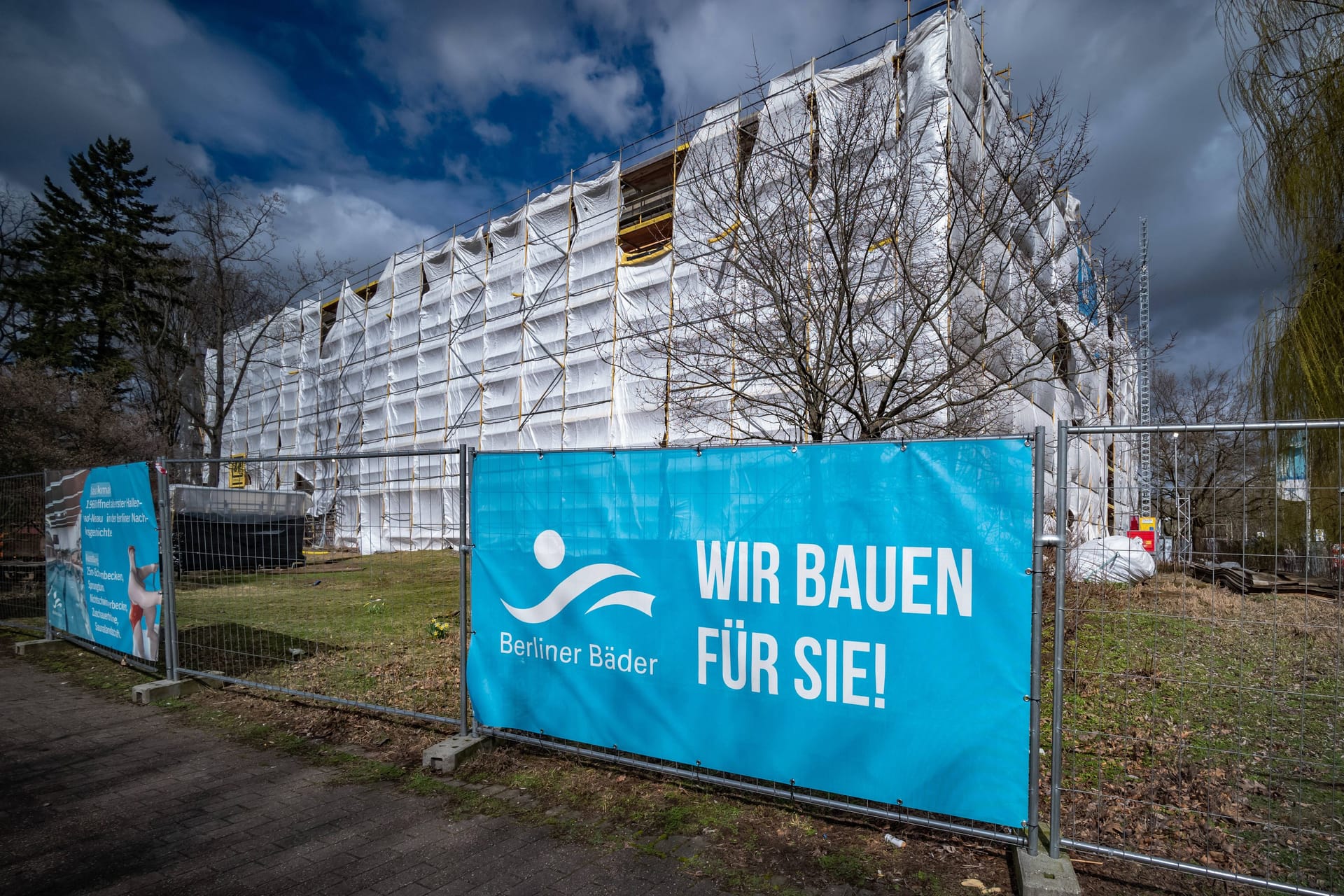 Baustellenzaun vor dem Paracelsus-Bad (Archivbild): Die Sanierung der Schwimmhalle ist über die Jahre deutlich teurer geworden, als ursprünglich geplant.