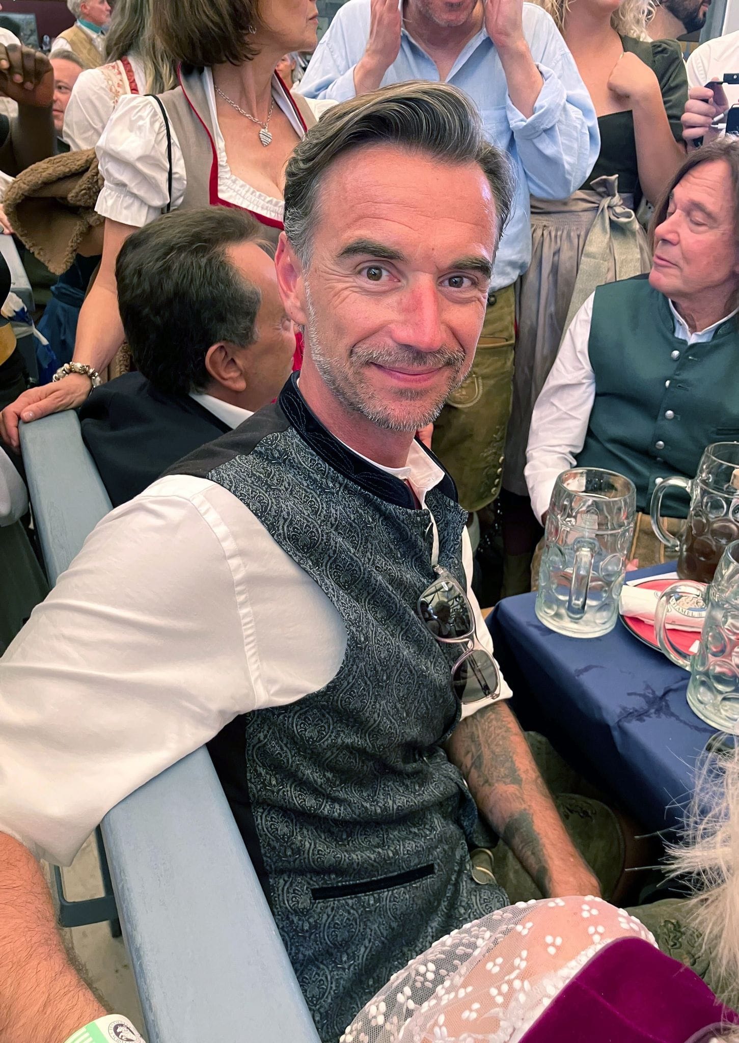 Florian Silbereisen sitzt beim Oktoberfest an einem Tisch mit Jürgen Drews.