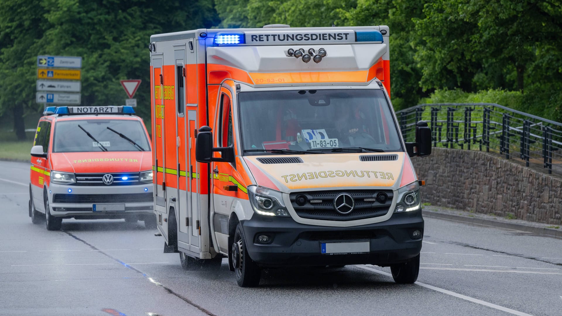 Ein Rettungswagen und ein Notarzteinsatzfahrzeug in Schlewsig-Holstein (Symbolbild): Bei einem Unfall wurde ein 19-Jähriger lebensgefährlich verletzt. Ein Rettungswagen und ein Notarzteinsatzfahrzeug in Schlewsig-Holstein (Symbolbild): Bei einem Unfall wurde ein 19-Jähriger lebensgefährlich verletzt.