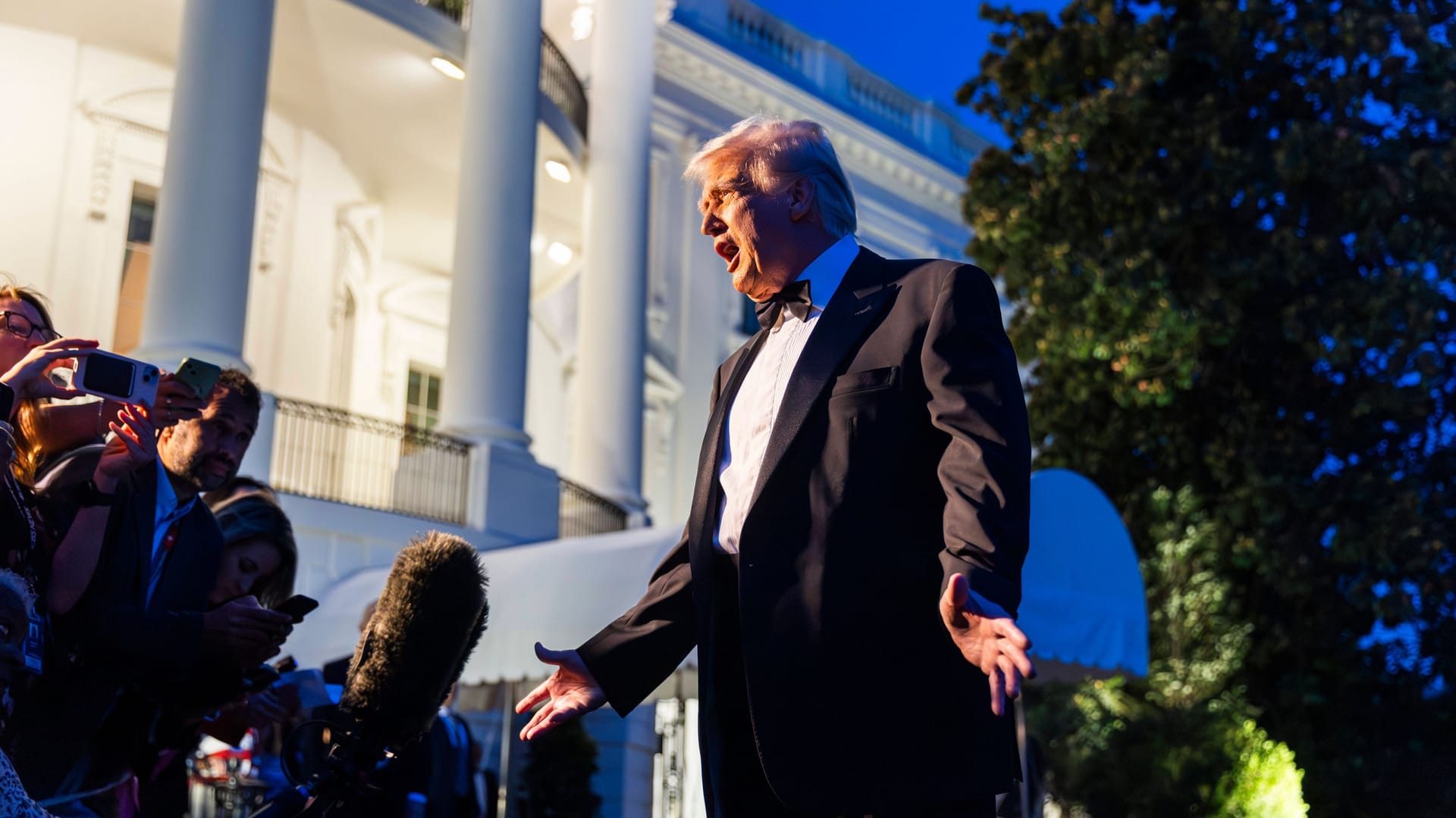 Vor einem privaten Dinner im Weißen Haus erklärt Präsident Trump den anwesenden Reportern, dass er Jimmy Kimmel "schrecklich" finde. Vor einem privaten Dinner im Weißen Haus erklärt Präsident Trump den anwesenden Reportern, dass er Jimmy Kimmel "schrecklich" finde.