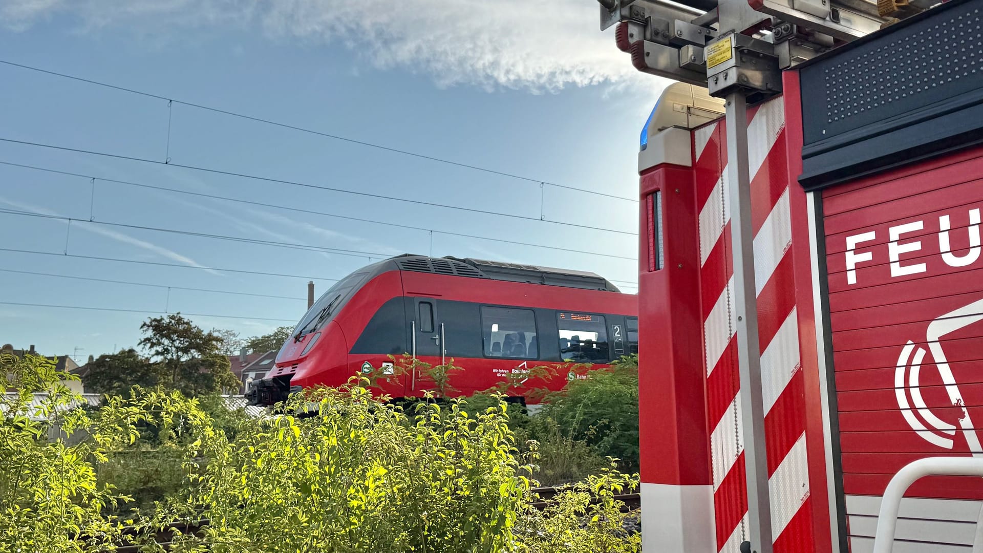 Eine S-Bahn steht zwischen Nürnberg und Fürth auf den Gleisen: In der Nähe der Sigmundstraße sind derzeit Rettungskräfte im Einsatz.