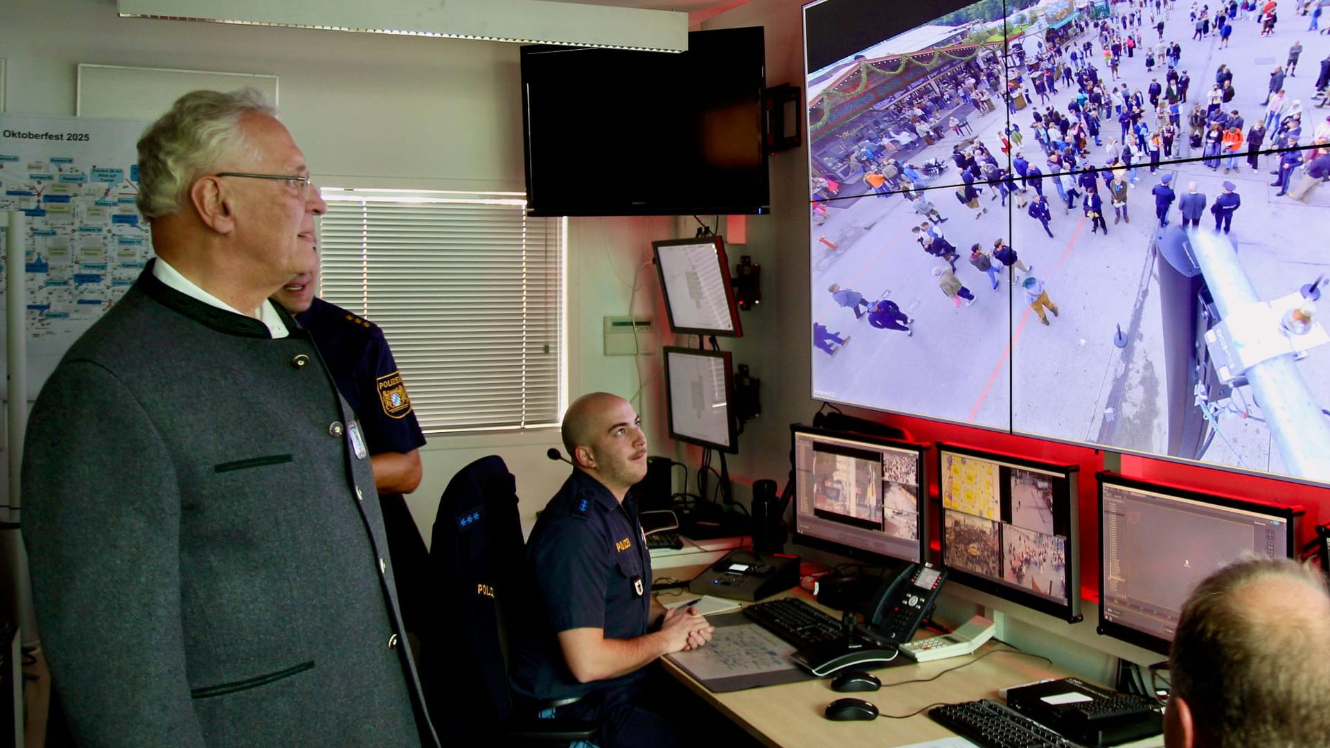 Innenminister Joachim Herrmann (links) blickt mit einem Polizisten auf den Überwachungsbildschirm in der Wiesnwache. Innenminister Joachim Herrmann (links) blickt mit einem Polizisten auf den Überwachungsbildschirm in der Wiesnwache.
