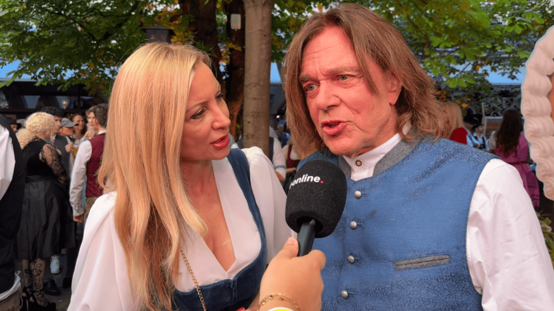 Ärger auf der Wiesn: Jürgen Drews und seine Frau Ramona (l.) im Gespräch mit t-online. Ärger auf der Wiesn: Jürgen Drews und seine Frau Ramona (l.) im Gespräch mit t-online.