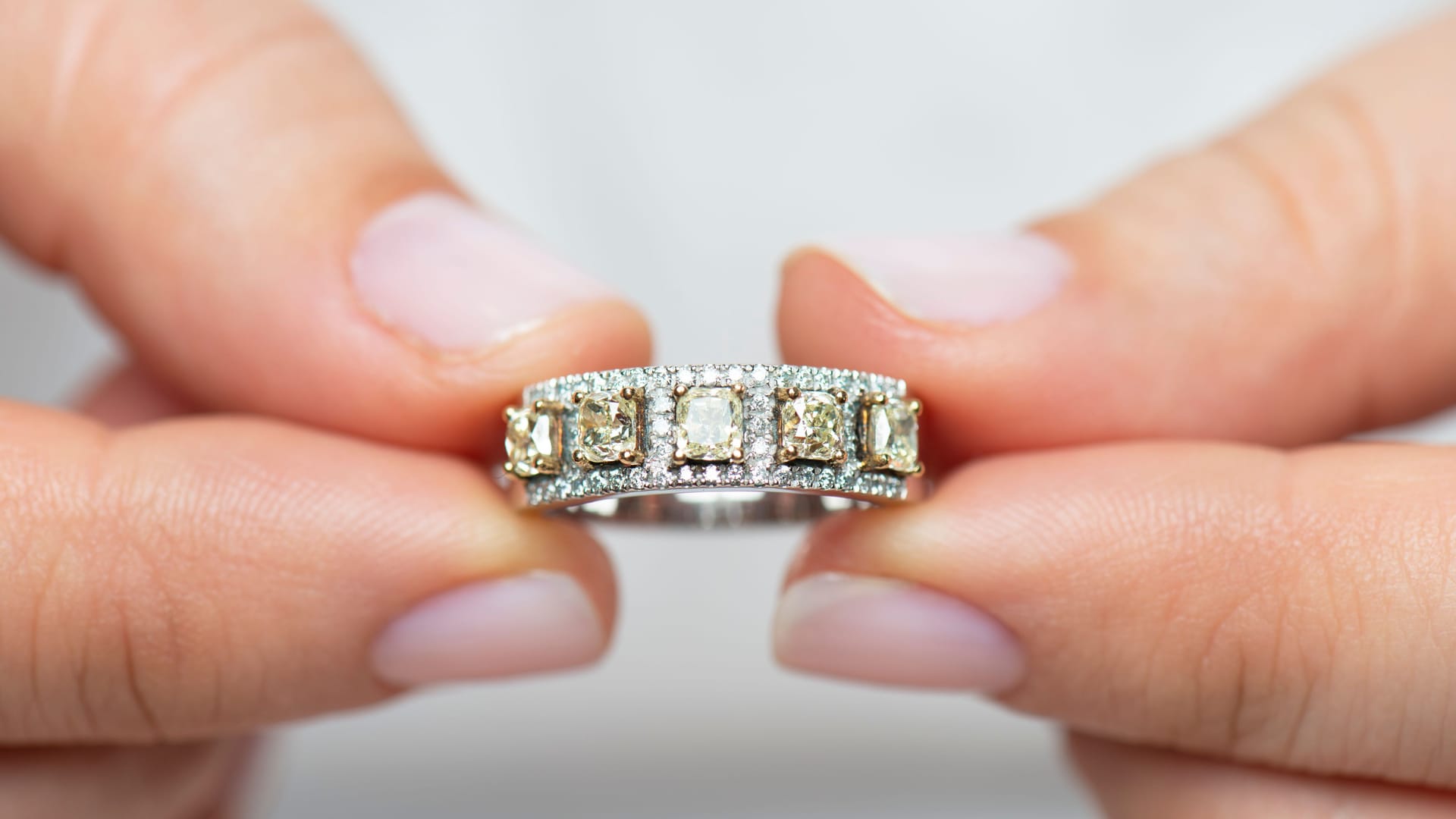 Eine Frau hält einen Ring mit Diamanten: Fälscher nutzen 3D-Druck, um Schmuckstücke nachzuahmen. Eine Frau hält einen Ring mit Diamanten: Fälscher nutzen 3D-Druck, um Schmuckstücke nachzuahmen.