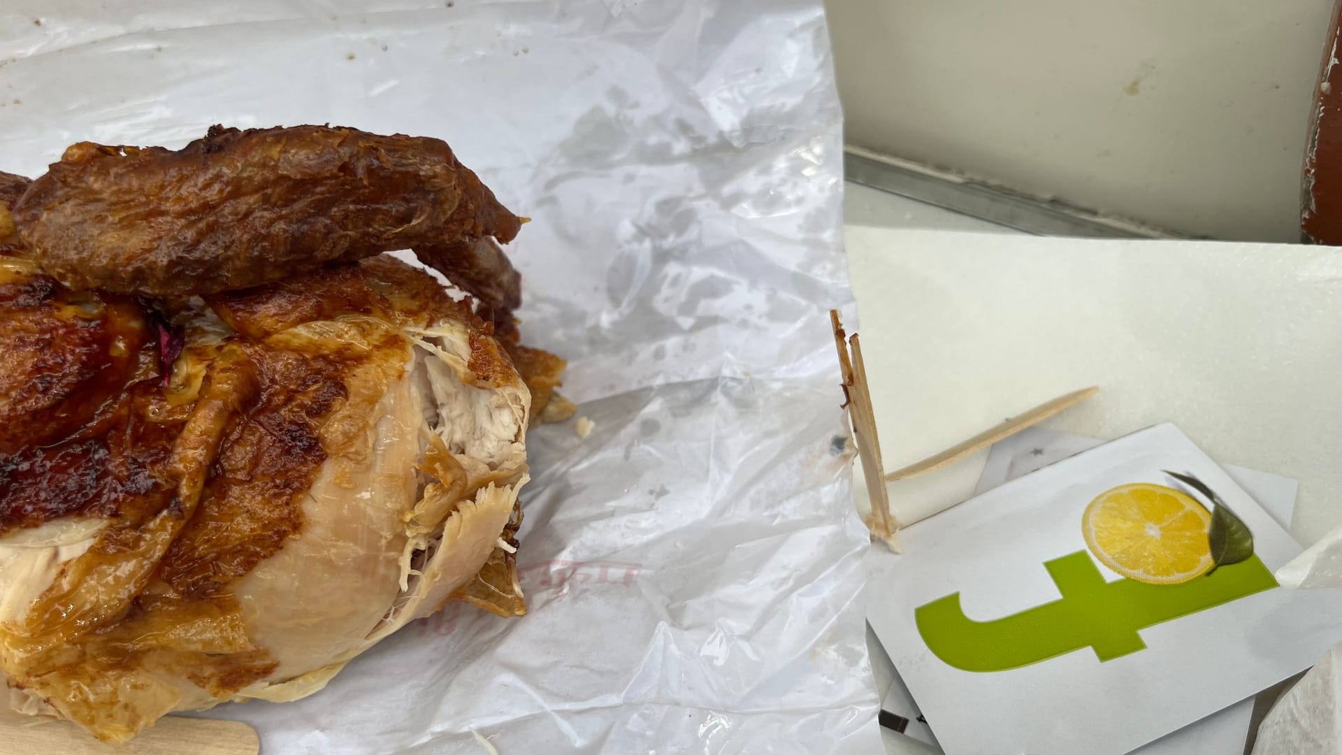 Das Hendl bei "Heinz": Die kleine Holzgabel hat schneller aufgegeben als der Hunger. Das Hendl bei "Heinz": Die kleine Holzgabel hat schneller aufgegeben als der Hunger.