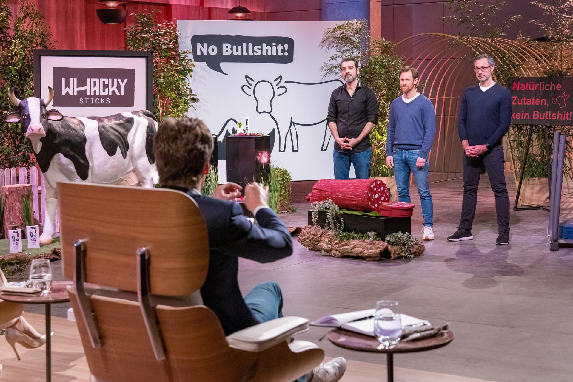 Whacky: Gregor Schleicher, Dr. Peter Stiller und Daniel Stadtmann präsentieren den "Löwen" den gesunden Bio Beef Stick. Whacky: Gregor Schleicher, Dr. Peter Stiller und Daniel Stadtmann präsentieren den "Löwen" den gesunden Bio Beef Stick.