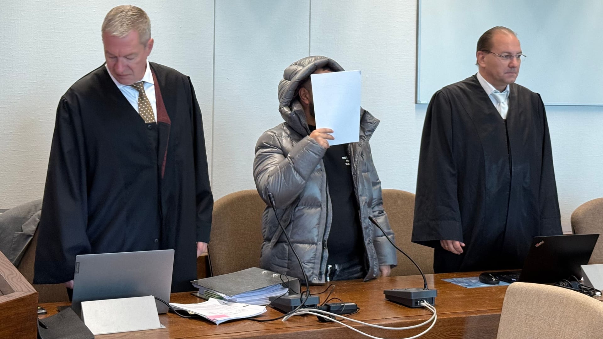 Omar K. (Name geändert) mit seinen Anwälten André Birkner und Jens George: Er soll anderen Mitgliedern der Bande Befehle erteilt haben. Omar K. (Name geändert) mit seinen Anwälten André Birkner und Jens George: Er soll anderen Mitgliedern der Bande Befehle erteilt haben.