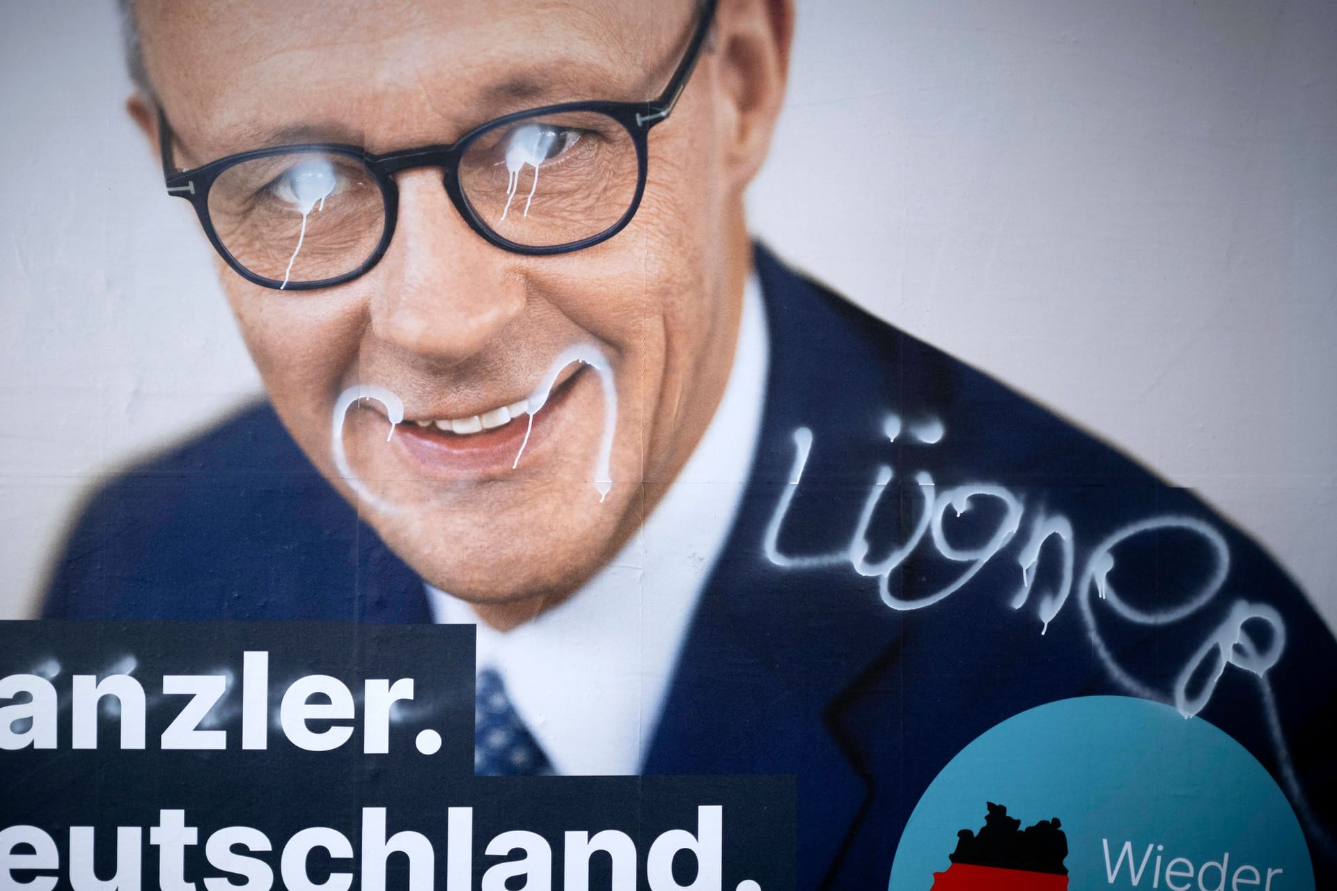 Beschmiertes Wahlplakat der CDU (Symbolbild): In die Ermittlungen war ein CDU-Politiker als Polizist involviert.