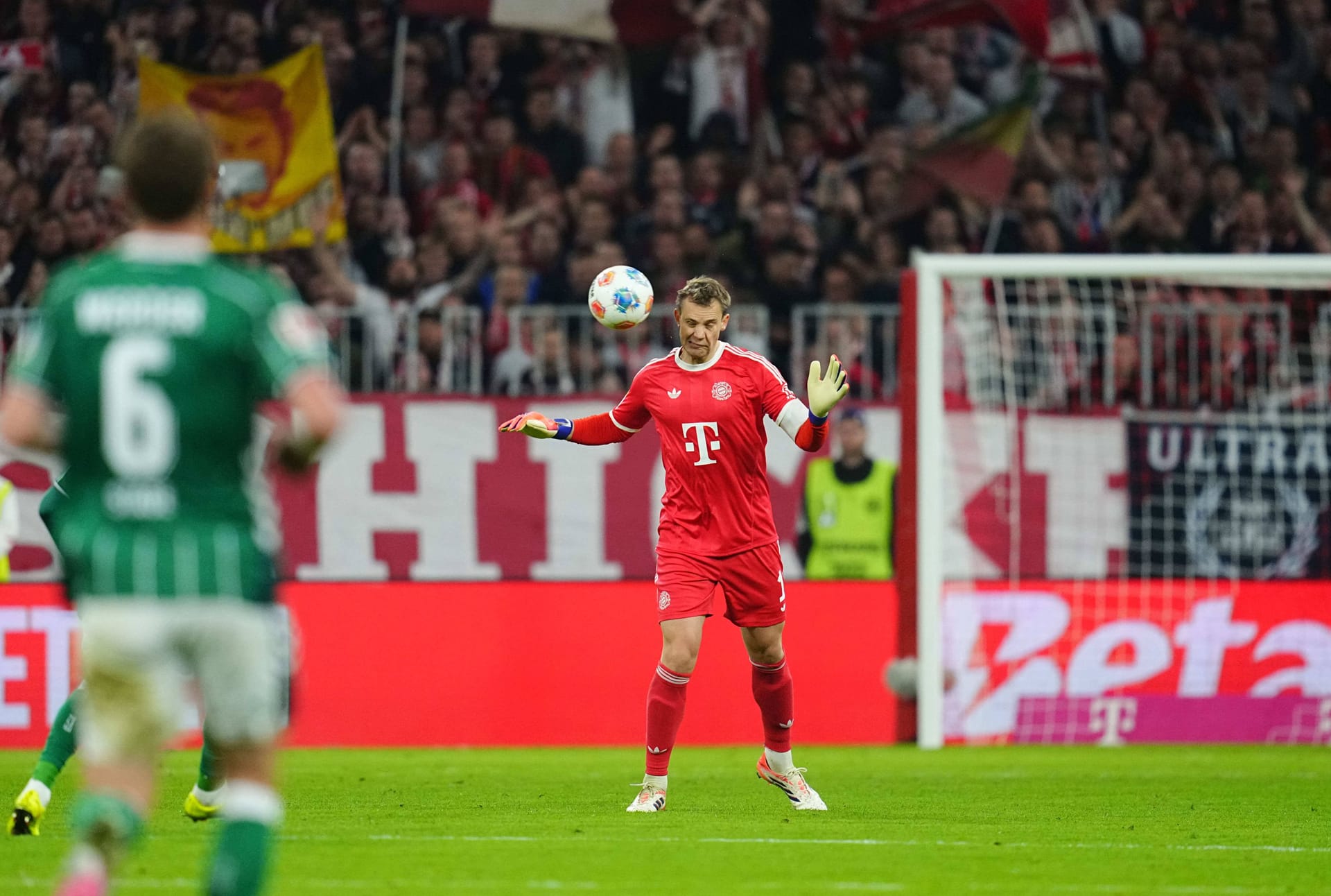 Manuel Neuer: Klärte in der Anfangsphase einmal am Mittelkreis per Kopf. Auch nach der Pause als Libero zur Stelle. Als Torhüter wurde er so gut wie gar nicht gebraucht. Note 3