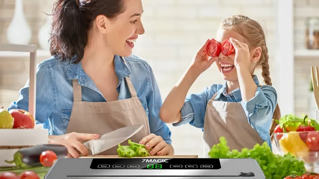 Mit dem Vakuumiergerät von 7Magic lassen sich Lebensmittel einschweißen.