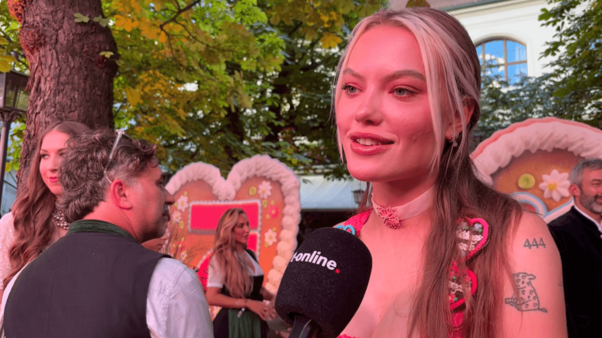 Cheyenne Ochsenknecht erschien ohne Mann oder Brüder: "Ich bin mit einer Freundin hier", verrät sie. "Jimi möchte dieses Jahr auch nicht auf die Wiesn, das verstehe ich." Ihr Bruder musste sich im August wegen des Verdachts des schweren Betrugs vor Gericht verantworten.