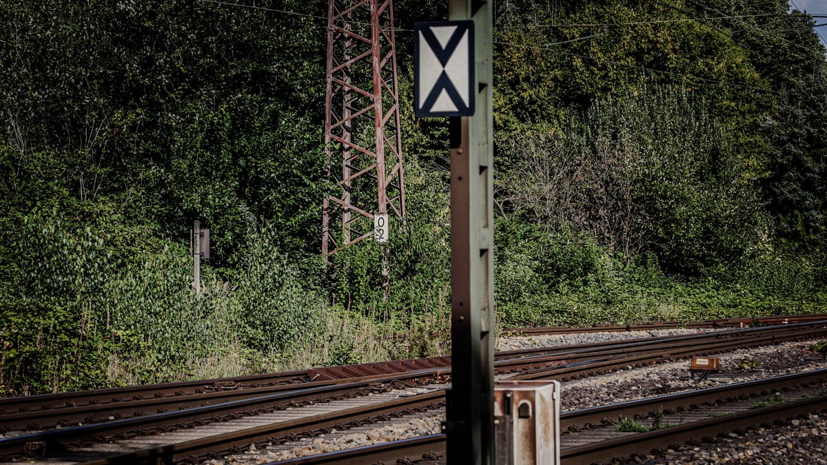 Aachen: Unbekannte beschädigen Bahnkabel – Staatsschutz ermittelt